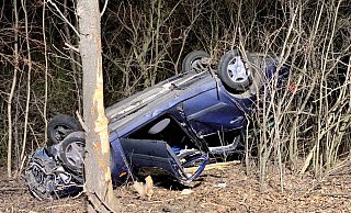 Das Auto überschlug sich und blieb auf dem Dach liegen. - Ralph Meyer Das Auto überschlug sich und blieb auf dem Dach liegen. - Ralph Meyer