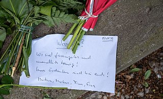 Warum? Martina, Markus, Finn und Sina sind fassungslos und unendlich traurig über den Tod ihres Freundes Marc. - Christian Mathiesen Warum? Martina, Markus, Finn und Sina sind fassungslos und unendlich traurig über den Tod ihres Freundes Marc. - Christian Mathiesen