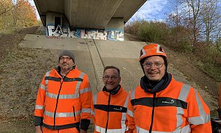 Stephan Großpietsch (v. l.), Eckhard Tessmer und Erik Pohl sind für die Brückensicherheit zuständig. - Verena Freiberg Stephan Großpietsch (v. l.), Eckhard Tessmer und Erik Pohl sind für die Brückensicherheit zuständig. - Verena Freiberg