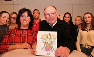 Siegerentwurf: Die geflügelte Gartenelfe von Heike Tewes aus Borgentreich überzeugte die Jury, zu der auch die beiden Geschäftsführer Claudia Koch und Heinrich Sperling gehörten. - Manuela Puls Siegerentwurf: Die geflügelte Gartenelfe von Heike Tewes aus Borgentreich überzeugte die Jury, zu der auch die beiden Geschäftsführer Claudia Koch und Heinrich Sperling gehörten. - Manuela Puls