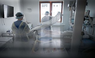 Arbeit auf einer Intensivstation. Die Pläne zur Krankenhausreform sehen bundesweit eine einheitliche Einteilung der Kliniken in drei Stufen vor, mit entsprechender Förderung. - Kay Nietfeld/dpa Arbeit auf einer Intensivstation. Die Pläne zur Krankenhausreform sehen bundesweit eine einheitliche Einteilung der Kliniken in drei Stufen vor, mit entsprechender Förderung. - Kay Nietfeld/dpa