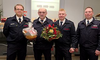 Die Wehrführung dankte Anton Fleckner (2. v. l.) für die jahrelange Arbeit als Gerätewart. Es gratulierten (v. l.) René Wittig, Sören Dege und Thomas Dinkelmann. - Ralph Meyer Die Wehrführung dankte Anton Fleckner (2. v. l.) für die jahrelange Arbeit als Gerätewart. Es gratulierten (v. l.) René Wittig, Sören Dege und Thomas Dinkelmann. - Ralph Meyer