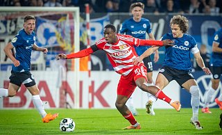 Mit Ilyas Ansah hatten die Arminen alle Hände voll zu tun. Hier versucht Kapitän Mael Corboz (r.) den Unioner zu bremsen. Links schaut Marius Wörl interessiert zu, hinten Maximilian Großer. - Sarah Jonek Mit Ilyas Ansah hatten die Arminen alle Hände voll zu tun. Hier versucht Kapitän Mael Corboz (r.) den Unioner zu bremsen. Links schaut Marius Wörl interessiert zu, hinten Maximilian Großer. - Sarah Jonek