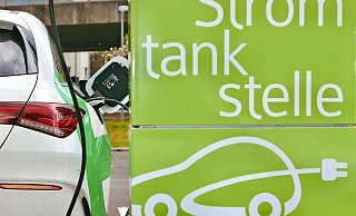 Ein Elektrofahrzeug wird an einer Stromtankstelle auf einem Pendler-Parkplatz am Bahnhof in Wickede aufgeladen. - Foto: Andreas Dunker/dpa Ein Elektrofahrzeug wird an einer Stromtankstelle auf einem Pendler-Parkplatz am Bahnhof in Wickede aufgeladen. - Foto: Andreas Dunker/dpa