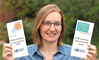 Katharina Willberg stellt die beiden Faltblätter der Polizei Höxter vor. - Polizei Höxter Katharina Willberg stellt die beiden Faltblätter der Polizei Höxter vor. - Polizei Höxter