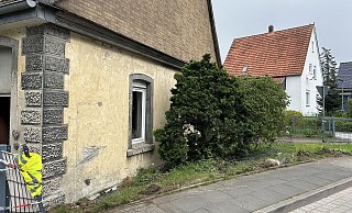 Die Hauswand und der Gartenzaun der Immobilie im Kreis Gütersloh sind beschädigt. - Tobias Barrelmeyer Die Hauswand und der Gartenzaun der Immobilie im Kreis Gütersloh sind beschädigt. - Tobias Barrelmeyer