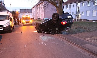 Der VW Golf hat sich in der Schillerstraße überschlagen. - Polizei Minden-Lübbecke Der VW Golf hat sich in der Schillerstraße überschlagen. - Polizei Minden-Lübbecke