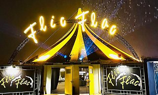 Das leuchtende Zelt von Circus Flic Flac an der Bielefelder Radrennbahn lädt auch 2025 zur spektakulären Xmas-Show ein. - Flic Flac Das leuchtende Zelt von Circus Flic Flac an der Bielefelder Radrennbahn lädt auch 2025 zur spektakulären Xmas-Show ein. - Flic Flac