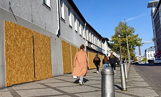 Leer sind die Läden an der Bahnhofstraße schon länger. Jetzt sind die Schaufenster mit Holz verdeckt. Bald soll die Ladenzeile abgerissen werden - für den Neubau eines Hotels. - Barbara Franke Leer sind die Läden an der Bahnhofstraße schon länger. Jetzt sind die Schaufenster mit Holz verdeckt. Bald soll die Ladenzeile abgerissen werden - für den Neubau eines Hotels. - Barbara Franke