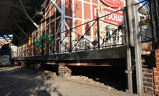 An der Südbahn: Unter der Terrasse von "Karlchens Brotschaft" wurde eine Leiche entdeckt. - Heidi Froreich An der Südbahn: Unter der Terrasse von "Karlchens Brotschaft" wurde eine Leiche entdeckt. - Heidi Froreich
