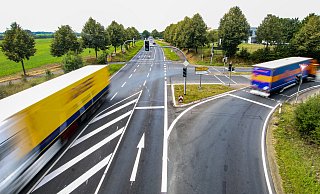 Die Bielefelder Straße (B61) zwischen Herford und Bielefeld ist vor Monaten saniert worden. Nun könnte es dort erneut zu Sperrungen kommen. - Daniel Salmon Die Bielefelder Straße (B61) zwischen Herford und Bielefeld ist vor Monaten saniert worden. Nun könnte es dort erneut zu Sperrungen kommen. - Daniel Salmon