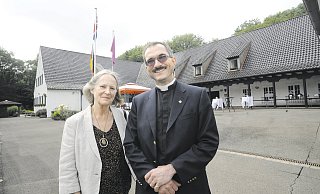 Da wehte noch der Union Jack: Bei der Abschiedszeremonie der Briten im Church House empfing der bisherige Hausherr Reverend Richard Downes als Ehrengast auch Margrit Haghnazarian-Bünemann. Ihr Vater Heinrich Bünemann hatte das Gebäude Ende der 1930er Jahre errichtet. - Joern Spreen-Ledebur Da wehte noch der Union Jack: Bei der Abschiedszeremonie der Briten im Church House empfing der bisherige Hausherr Reverend Richard Downes als Ehrengast auch Margrit Haghnazarian-Bünemann. Ihr Vater Heinrich Bünemann hatte das Gebäude Ende der 1930er Jahre errichtet. - Joern Spreen-Ledebur