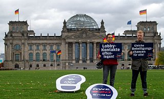 Symbolische, große Fußspuren sind bei einer Aktion des Vereins Lobbycontrol auf dem Platz der Republik vor dem Reichstagsgebäude zu sehen. Mit der Aktion wollten die Aktivisten deutlich machen, wie groß der Einfluss von Lobbyakteuren ist. - Zentralbild/dpa-Zentralbild/dpa Symbolische, große Fußspuren sind bei einer Aktion des Vereins Lobbycontrol auf dem Platz der Republik vor dem Reichstagsgebäude zu sehen. Mit der Aktion wollten die Aktivisten deutlich machen, wie groß der Einfluss von Lobbyakteuren ist. - Zentralbild/dpa-Zentralbild/dpa