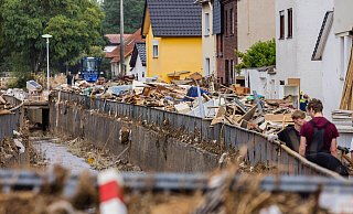 Die Bewohner von Odendorf im Rhein-Sieg-Kreis und freiwillige Helferinnen und Helfer beim Beseitigen von Schutt und Truemmern nach der Flutkatastrophe. - epd Die Bewohner von Odendorf im Rhein-Sieg-Kreis und freiwillige Helferinnen und Helfer beim Beseitigen von Schutt und Truemmern nach der Flutkatastrophe. - epd