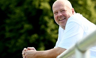 So kennt man ihn: Thomas Hoffi Hoffmeister, stets gut gelaunt und freundlich, lehnt hier am Geländer des Sportplatzes in Werste. - Jürgen Krüger So kennt man ihn: Thomas Hoffi Hoffmeister, stets gut gelaunt und freundlich, lehnt hier am Geländer des Sportplatzes in Werste. - Jürgen Krüger