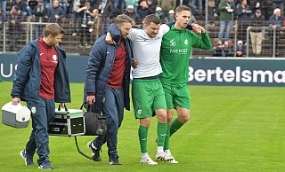 Ein ganz bitterer Moment: Noch vor dem Anpfiff des Derbys gegen den SC Wiedenbrück wird Björn Rother (m.), Kapitän des Fußball-Regionalligisten FC Gütersloh, unter anderem von Mitspieler Jannik Borgmann (r.) vom Platz begleitet. Der 29-Jährige hat sich zuvor beim Warmmachen schwer verletzt. - Jens Dünhölter Ein ganz bitterer Moment: Noch vor dem Anpfiff des Derbys gegen den SC Wiedenbrück wird Björn Rother (m.), Kapitän des Fußball-Regionalligisten FC Gütersloh, unter anderem von Mitspieler Jannik Borgmann (r.) vom Platz begleitet. Der 29-Jährige hat sich zuvor beim Warmmachen schwer verletzt. - Jens Dünhölter
