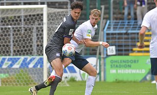 Der FC Gütersloh, hier mit Luis Frieling (r.) gegen Theo Janotta, besiegt den VfL Osnabrück im Testspiel mit 2:1. - Jens Dünhölter Der FC Gütersloh, hier mit Luis Frieling (r.) gegen Theo Janotta, besiegt den VfL Osnabrück im Testspiel mit 2:1. - Jens Dünhölter