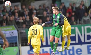 Der Treffer zum 1:0-Sieg: Güterslohs Jan-Lukas Liehr (m.) steigt unnachahmlich hoch und köpft ins lange Eck ein. - Jens Dünhölter Der Treffer zum 1:0-Sieg: Güterslohs Jan-Lukas Liehr (m.) steigt unnachahmlich hoch und köpft ins lange Eck ein. - Jens Dünhölter