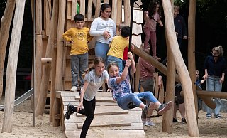 Im vergangenen Jahr hat die Gemeinde den Spielplatz "Am Dorfanger" modernisiert. Die Seilbahn, aber auch Kletterwand und Rutschen sind bei den Kinder direkt gut angekommen. - Ralf Bittner Im vergangenen Jahr hat die Gemeinde den Spielplatz "Am Dorfanger" modernisiert. Die Seilbahn, aber auch Kletterwand und Rutschen sind bei den Kinder direkt gut angekommen. - Ralf Bittner