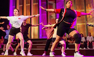 Eine Momentaufnahme vom Finale 2024: Die Gruppe präsentiert Dance Hall, das auf Jamaika entstanden ist und zu den angesagten urbanen Tänzen gehört. Das Tanzfestival Bielefeld ist ein Magnet für Tanzfans aus ganz OWL. - Ralf Bittner Eine Momentaufnahme vom Finale 2024: Die Gruppe präsentiert Dance Hall, das auf Jamaika entstanden ist und zu den angesagten urbanen Tänzen gehört. Das Tanzfestival Bielefeld ist ein Magnet für Tanzfans aus ganz OWL. - Ralf Bittner