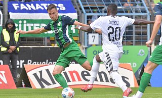 Mit einer begeisternden Leistung besiegte der FCG am Samstag den als Topfavorit für die Meisterschaft gehandelten 1. FC Bocholt mit 6:3 und stürmte an die Tabellenspitze der Fußball-Regionalliga West.FC Gütersloh - 1. FC Bocholt 6 : 3Torschütze Patrik Twardzik (FC Gütersloh) erzielt das 5 : 3; Arnold Budimbu (1. FC Bocholt) kommt zu spät, Aktion, Einzelbild, Quer, Tor, Treffer, Strafraumszene - sport/presse/foto Dünhölter Mit einer begeisternden Leistung besiegte der FCG am Samstag den als Topfavorit für die Meisterschaft gehandelten 1. FC Bocholt mit 6:3 und stürmte an die Tabellenspitze der Fußball-Regionalliga West.FC Gütersloh - 1. FC Bocholt 6 : 3Torschütze Patrik Twardzik (FC Gütersloh) erzielt das 5 : 3; Arnold Budimbu (1. FC Bocholt) kommt zu spät, Aktion, Einzelbild, Quer, Tor, Treffer, Strafraumszene - sport/presse/foto Dünhölter