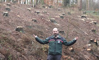 Er hofft auf viel Regen: Förster Markus Uhr vor einem Kahlschlag im Wiehengebirge. Die Fichten, die hier wuchsen, wurden vom Borkenkäfer dahingerafft. - Jörg Stuke Er hofft auf viel Regen: Förster Markus Uhr vor einem Kahlschlag im Wiehengebirge. Die Fichten, die hier wuchsen, wurden vom Borkenkäfer dahingerafft. - Jörg Stuke