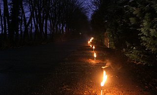 In der gesamten Eichholzsiedlung in Vlotho-Exter wurden Fackeln als Zeichen des Protestes aufgestellt. - Wiebke Wellnitz In der gesamten Eichholzsiedlung in Vlotho-Exter wurden Fackeln als Zeichen des Protestes aufgestellt. - Wiebke Wellnitz