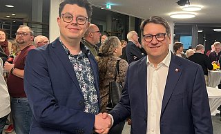 Fabian Golanowsky (SPD) und Oliver Vogt (CDU) beim fairen Shakehands im Kreishaus. - Kirsten Tirre Fabian Golanowsky (SPD) und Oliver Vogt (CDU) beim fairen Shakehands im Kreishaus. - Kirsten Tirre