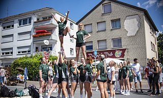 Die Wildcats führen auf der gesamten Ziegelstraße ihre Akrobatik vor, die Zuschauer sind begeistert. - Felix Boche Die Wildcats führen auf der gesamten Ziegelstraße ihre Akrobatik vor, die Zuschauer sind begeistert. - Felix Boche