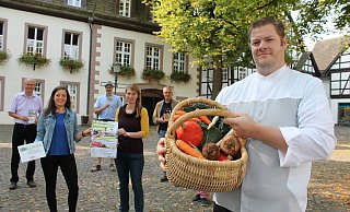 Dominique Kirchhoff vom Restaurant "Heimatliebe" in Amelunxen (im Vordergrund) wird beim ersten Beverunger Feierabendmarkt Burger für die Besucher braten. Zum Organisationsteam gehören Vera Prenzel und Julia Knipping (Mitte v.l.). Auf die Premiere am 25. September freuen sich auch Hubertus Grimm (hinten v. l.), Sebastian Kübler und Hartmut Zenker. - Manuela Puls Dominique Kirchhoff vom Restaurant "Heimatliebe" in Amelunxen (im Vordergrund) wird beim ersten Beverunger Feierabendmarkt Burger für die Besucher braten. Zum Organisationsteam gehören Vera Prenzel und Julia Knipping (Mitte v.l.). Auf die Premiere am 25. September freuen sich auch Hubertus Grimm (hinten v. l.), Sebastian Kübler und Hartmut Zenker. - Manuela Puls