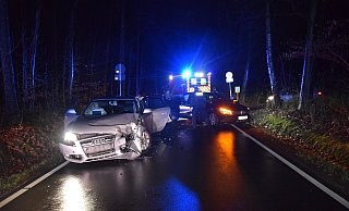 Beide Autos wurden bei dem Abbiegeunfall sehr stark beschädigt. Beide Autos wurden bei dem Abbiegeunfall sehr stark beschädigt.