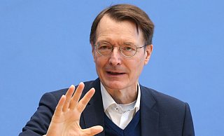 In einer Pressekonferenz des Robert Koch-Instituts beantwortet Bundesgesundheitsminister Karl Lauterbach (SPD) Fragen zum Infektionsgeschehen in der Corona-Pandemie. - Foto: Wolfgang Kumm/dpa In einer Pressekonferenz des Robert Koch-Instituts beantwortet Bundesgesundheitsminister Karl Lauterbach (SPD) Fragen zum Infektionsgeschehen in der Corona-Pandemie. - Foto: Wolfgang Kumm/dpa