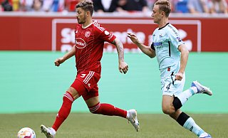 SCP-Verteidiger Jasper van der Werff (r.) zieht im Laufduell gegen Dawid Kownacki den Kürzeren. Und der Düsseldorfer Stürmer netzt nach 79 Sekunden zum 1:0 ein. - picture alliance SCP-Verteidiger Jasper van der Werff (r.) zieht im Laufduell gegen Dawid Kownacki den Kürzeren. Und der Düsseldorfer Stürmer netzt nach 79 Sekunden zum 1:0 ein. - picture alliance