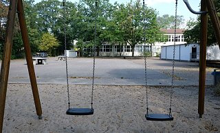 Schulhöfe bieten viel Platz. Das nutzen einige Jugendliche aktuell aus. - Susanne Lahr Schulhöfe bieten viel Platz. Das nutzen einige Jugendliche aktuell aus. - Susanne Lahr