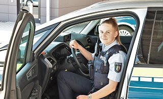 Polizeikommissarin Jennifer Smith (25) versucht, trotz erhöhtem Risiko im Job und vielen Einschränkungen möglichst viel Normalität im Leben zu behalten. - Polizei Höxter Polizeikommissarin Jennifer Smith (25) versucht, trotz erhöhtem Risiko im Job und vielen Einschränkungen möglichst viel Normalität im Leben zu behalten. - Polizei Höxter