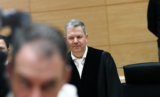 Die vierte große Strafkammer des Landgerichts Bielefeld um den Vorsitzenden Richter Carsten Glashörster entschied, dass der angeklagte Syrer in U-Haft bleiben muss. - Alex Lehn (MT) Die vierte große Strafkammer des Landgerichts Bielefeld um den Vorsitzenden Richter Carsten Glashörster entschied, dass der angeklagte Syrer in U-Haft bleiben muss. - Alex Lehn (MT)