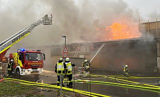 Mehr als 100 Einsatzkräfte der Feuerwehren Bad Wünnenberg, Borchen und Delbrück waren bei einem Großbrand bei dem Treppenhersteller Hegers in Bad Wünnenberg im Einsatz. - Ralph Meyer Mehr als 100 Einsatzkräfte der Feuerwehren Bad Wünnenberg, Borchen und Delbrück waren bei einem Großbrand bei dem Treppenhersteller Hegers in Bad Wünnenberg im Einsatz. - Ralph Meyer