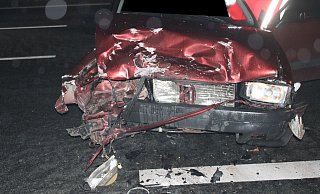 Große Teile der Front des Audis wurden durch die Kollision zerstört. Gleiches gilt auch für den Fiat. - Polizei Minden-Lübbecke Große Teile der Front des Audis wurden durch die Kollision zerstört. Gleiches gilt auch für den Fiat. - Polizei Minden-Lübbecke