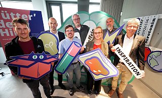 Patrick Pollmeier (HSBI), Thomas Mühlhausen (Volksbank), Giovanni Fusarelli (Bielefeld Marketing), Marc-Oliver Schierenberg (Da Vinci), Gesa Fischer (Bielefeld Marketing), Andreas Wollensak (Da Vinci)und Dario Anselmetti (Teutolab). Foto: Peter Unger - Peter Unger Patrick Pollmeier (HSBI), Thomas Mühlhausen (Volksbank), Giovanni Fusarelli (Bielefeld Marketing), Marc-Oliver Schierenberg (Da Vinci), Gesa Fischer (Bielefeld Marketing), Andreas Wollensak (Da Vinci)und Dario Anselmetti (Teutolab). Foto: Peter Unger - Peter Unger