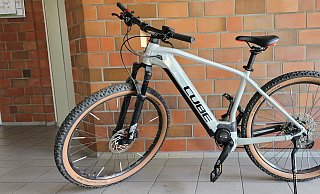 Wem gehört dieses Cube-Fahrrad? Die Polizei sucht nun den Eigentümer des E-Bikes und von 22 weiteren Drahteseln. - Polizei Wem gehört dieses Cube-Fahrrad? Die Polizei sucht nun den Eigentümer des E-Bikes und von 22 weiteren Drahteseln. - Polizei