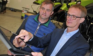 Lohnunternehmer und Verpächter Henning Kienker (links) und der Leiter der Claas-Academy, Wilfried Vorhoff, ärgern sich über Funklöcher und die lahme Internetverbindung auf dem Gelände. - Frank Jasper Lohnunternehmer und Verpächter Henning Kienker (links) und der Leiter der Claas-Academy, Wilfried Vorhoff, ärgern sich über Funklöcher und die lahme Internetverbindung auf dem Gelände. - Frank Jasper