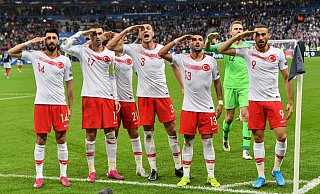 Spieler der türkischen Nationalmannschaft salutieren nach dem Torjubel. Der Vorsitzende des Paderborner Integrationsrates verteidigt das. - picture alliance Spieler der türkischen Nationalmannschaft salutieren nach dem Torjubel. Der Vorsitzende des Paderborner Integrationsrates verteidigt das. - picture alliance