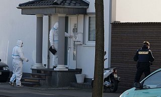 In voller Schutzmontur warten Mitarbeiter des Gesundheitsamtes darauf, die schlechte Botschaft zu überbringen. - Christian Mathiesen In voller Schutzmontur warten Mitarbeiter des Gesundheitsamtes darauf, die schlechte Botschaft zu überbringen. - Christian Mathiesen