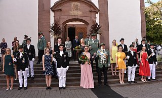 Im Mittelpunkt des Höxteraner Schützenwesens: Die neue Königin Sandra Vogt gemeinsam mit Schützenkönig Frank Wiesemann vor der Nikolaikirche. - Thomas Kube Im Mittelpunkt des Höxteraner Schützenwesens: Die neue Königin Sandra Vogt gemeinsam mit Schützenkönig Frank Wiesemann vor der Nikolaikirche. - Thomas Kube