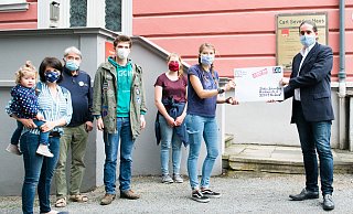 Svenja Winkler (v. l.), und Max Klinger von den Parents for Future, Henning Olfermann, Julie Mettenbrink und Phöbe Schröder von Fridays for Future überreichen ihren Brief an Karsten Dogar. - Ralf Bittner Svenja Winkler (v. l.), und Max Klinger von den Parents for Future, Henning Olfermann, Julie Mettenbrink und Phöbe Schröder von Fridays for Future überreichen ihren Brief an Karsten Dogar. - Ralf Bittner