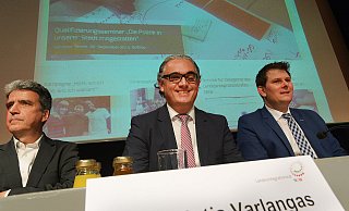 Auf dem Podium: Referent Heiner Barz (v.l.) der Gütersloher Integrationsratsvorsitzende Panagiotis Varlangas und Staatssekretär Thorsten Klute. - Raimund Vornbäumen Auf dem Podium: Referent Heiner Barz (v.l.) der Gütersloher Integrationsratsvorsitzende Panagiotis Varlangas und Staatssekretär Thorsten Klute. - Raimund Vornbäumen