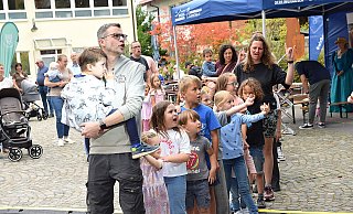 Kinder und Eltern gehen beim Auftritt von "Krawallo" am Sonntagnachmittag gleichermaßen mit, singen, springen und recken die Hände in den Himmel. - Karin Prignitz Kinder und Eltern gehen beim Auftritt von "Krawallo" am Sonntagnachmittag gleichermaßen mit, singen, springen und recken die Hände in den Himmel. - Karin Prignitz