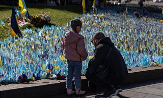 Familienmitglieder besuchen in Kiew das Denkmal für ukrainische Soldaten, die im Krieg gegen Russland gefallen sind. - Alex Babenko/AP/dpa Familienmitglieder besuchen in Kiew das Denkmal für ukrainische Soldaten, die im Krieg gegen Russland gefallen sind. - Alex Babenko/AP/dpa