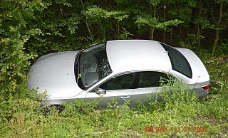 Ein Mann aus Petershagen ist mit seinem Auto im Graben gelandet. Offenbar stand er unter Alkoholeinfluss. - Foto: Polizei Bückeburg Ein Mann aus Petershagen ist mit seinem Auto im Graben gelandet. Offenbar stand er unter Alkoholeinfluss. - Foto: Polizei Bückeburg