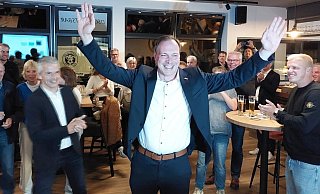 Nach 16 Jahren mit Werner Peitz an der Spitze der Stadtverwaltung wird nun wieder ein CDU-Mann Bürgermeister in Delbrück. Johannes Lindhauer nahm im Sportheim des Delbrücker SC viele Glückwünsche entgegen. - Regina Brucksch Nach 16 Jahren mit Werner Peitz an der Spitze der Stadtverwaltung wird nun wieder ein CDU-Mann Bürgermeister in Delbrück. Johannes Lindhauer nahm im Sportheim des Delbrücker SC viele Glückwünsche entgegen. - Regina Brucksch